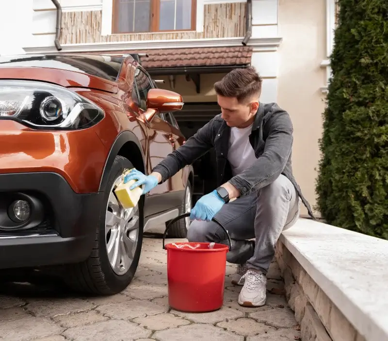 Lavage auto à domicile Saint-Léger-la-Montagne : professionnel intervenant sur un véhicule